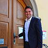 Holger Mayer am historischen Rathaus-Eingang auf dem Weg zu seinem neuen Arbeitsplatz als Bürgermeister von Hilzingen.