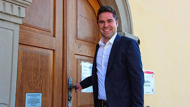 Holger Mayer am historischen Rathaus-Eingang auf dem Weg zu seinem neuen Arbeitsplatz als Bürgermeister von Hilzingen.