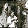 Streitgespräch im besetzten Feuerwehrgerätehaus im Juli 1980: Der CDU-Landtagsabgeordnete Klaus von Throta kann Susanne Ruf (vorne) und ...