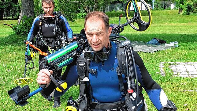 Janik Ratke (links) ist der Gründer der Initiative Ringfinder. Gemeinsam mit Pascal Michel geht er im Radolfzeller Strandbad mit ...