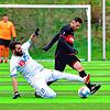 Belohnt sich: Der kampfstarke Vassilios Dimitriadis &ndash; hier im Duell mit dem Weilheimer Axel Wilms &ndash; brachte den FC Erzingen ...
