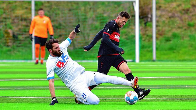 Belohnt sich: Der kampfstarke Vassilios Dimitriadis &ndash; hier im Duell mit dem Weilheimer Axel Wilms &ndash; brachte den FC Erzingen ...