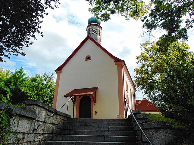 Die Pfarrkirche zu Sankt Martin in Baltersweil trohnt imposant zwischen den uralten Sommerlinden