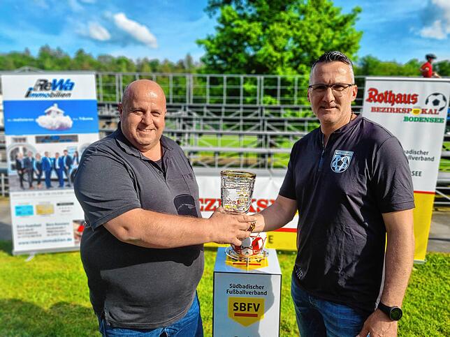 Johannes Schalk, Co-Trainer des TSV Aach-Linz (links) und Neno Rogosic, Coach des FC Hilzingen.