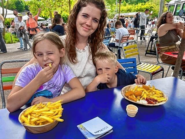Die Pommes sind teuer, aber die Portionen groß.