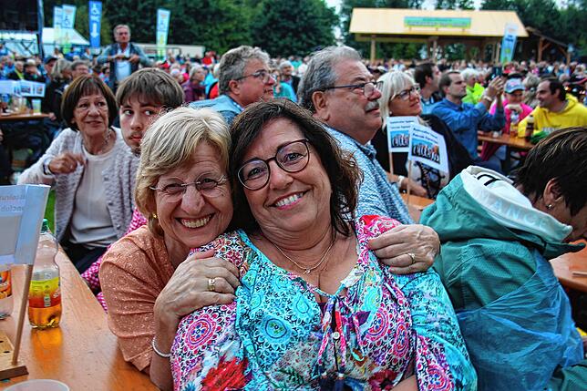 Bild 3: Nasser Auftakt beim Pfullywood-Festival: Spatzen singen auch im Regen
