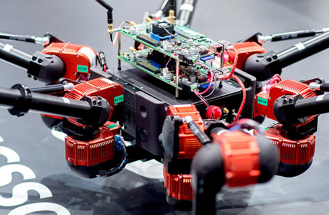 Ein über eine Cloud gesteuerter Roboter tanzt am Messe-Stand des Unternehmens Ericsson zu Musik.