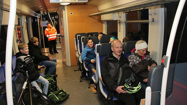 Gut genutzt wurde gleich die erste Fahrt der Wutachtalbahn bis Stühlingen.Gezählt wurden immerhin 40 Schüler, die statt Bus die Bahn ...