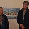 Museumsleiterin Margret Köpfer und Thomas Zipfel in der Rathausgalerie, wo derzeit Zipfels &bdquo;Skispitzen&ldquo;-Cartoons ausgestellt ...
