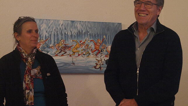 Museumsleiterin Margret Köpfer und Thomas Zipfel in der Rathausgalerie, wo derzeit Zipfels &bdquo;Skispitzen&ldquo;-Cartoons ausgestellt ...