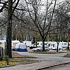 Ungewohnter Anblick während der Corona-Pandemie: Zahlreiche Wohnmobile stehen am 5. April 2021 auf dem Parkplatz beim Waldbad in Bad ...
