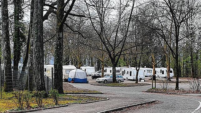 Ungewohnter Anblick während der Corona-Pandemie: Zahlreiche Wohnmobile stehen am 5. April 2021 auf dem Parkplatz beim Waldbad in Bad ...