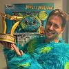 Alexander Klaws nimmt nach dem Finale von &bdquo;The Masked Singer&ldquo; den Pokal mit nach Hause, den Holzbildhauer Simon Stiegeler ...