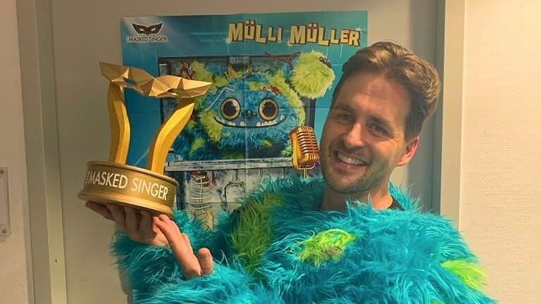 Alexander Klaws nimmt nach dem Finale von „The Masked Singer“ den Pokal mit nach Hause, den Holzbildhauer Simon Stiegeler ...
