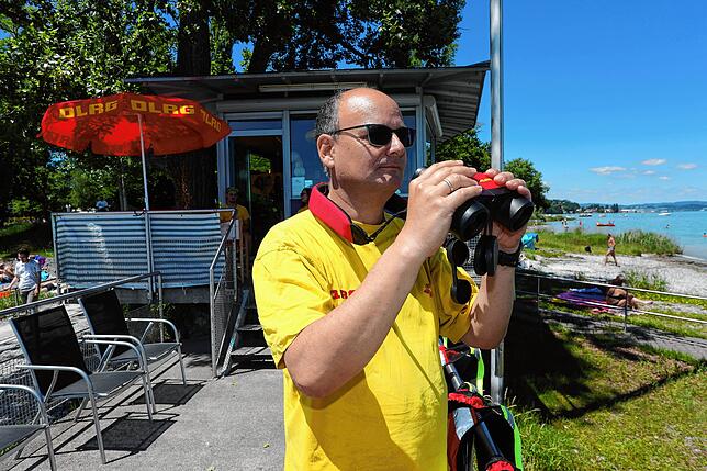 Peter Augustyniak, DLRG-Wachleiter, hat am Konstanzer Hörnle am Wochenende einen Blick aufs Wasser.