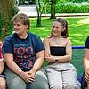 Moritz Reinecke, Annika Sommer und Luna Brandau (von links) sind Pflegeschüler im ersten Lehrjahr und sprechen mit Therapeutin Meike ...