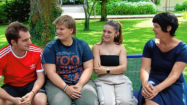 Moritz Reinecke, Annika Sommer und Luna Brandau (von links) sind Pflegeschüler im ersten Lehrjahr und sprechen mit Therapeutin Meike ...