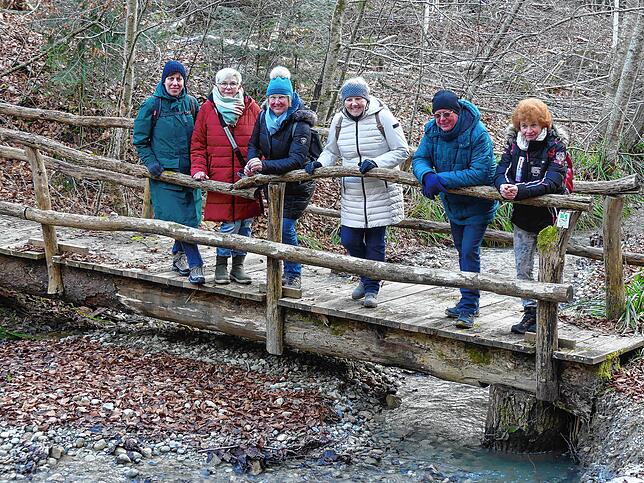 Nach dem steilen Abstieg über verschlungene Pfade führt die Wanderung über den Bach und wieder hinauf auf den Weg zum Kloster Weppach.