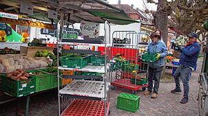 Der Rheinfelder Wochenmarkt ist komplett auf den Kastanienplatz direkt vor dem Rathaus umgezogen. Da geht es für die Händler mitunter ...