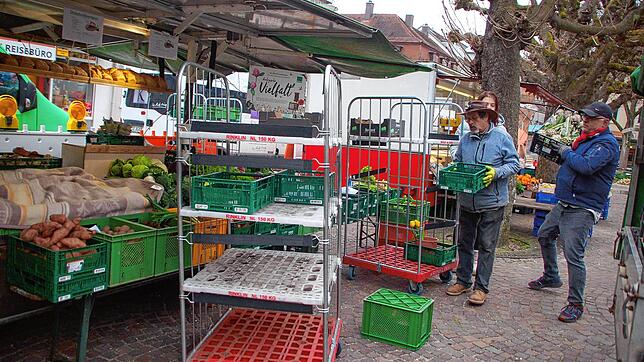 Der Rheinfelder Wochenmarkt ist komplett auf den Kastanienplatz direkt vor dem Rathaus umgezogen. Da geht es für die Händler mitunter ...