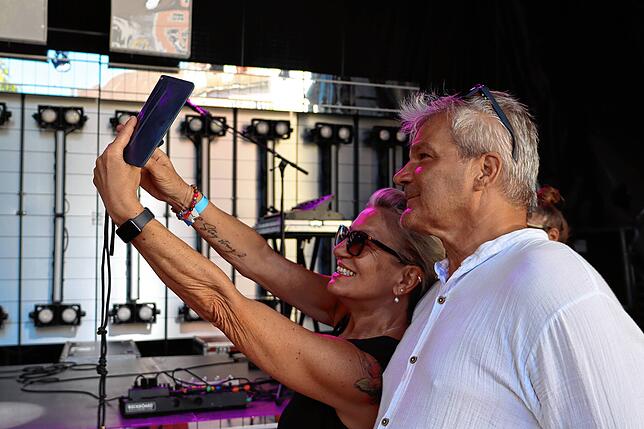 Schnell ein Selfie von der Bühne: Bei der Leseraktion „Der SÜDKURIER öffnet Türen“ dürfen die glücklichen Gewinner den Backstage-Bereich ...