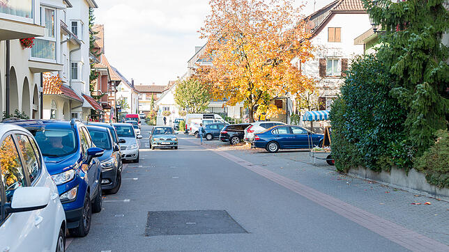 Parkende Autos, wenig Raum für Fußgänger, Trennung von Fahrbahn und Gehweg: Es gibt viel zu verbessern, damit man in der Bachstraße gern ...