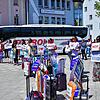Mit leeren Koffern und Plakaten machen die Teilnehmer der Demo auf ihre Situation aufmerksam.