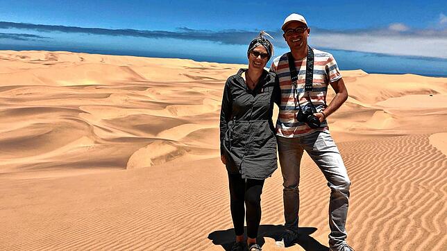 Tanja und Armin Vogelsang in Namibia. Zu diesem Bild schreiben sie: &bdquo;Nichts als Dünen, nichts als Freiheit&ldquo;.