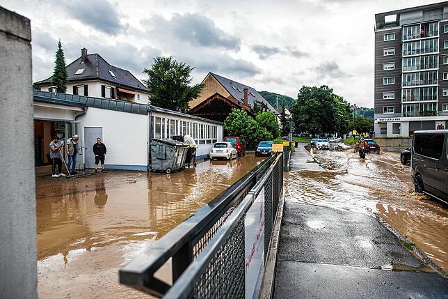 Straßen in Lörrach-Tumringen stehen nach einem Unwetter unter Wasser. Die Wassermassen sind nach einem heftigen Gewitter Hänge ...