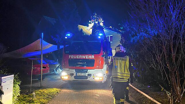 Wenige Stunden nach dem Einsatzende in der Straße Im Günzinger entflammten Glutnester erneut. Die Feuerwehr war von 23.30 bis 1.30 Uhr ...