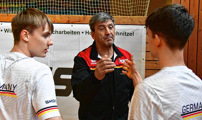 Bundestrainer Michael Lomuscio (Mitte) sieht durchaus Außenseiterchancen für Mika Schrott (links) und Lukas Stocker vom RSV Wallbach bei ...