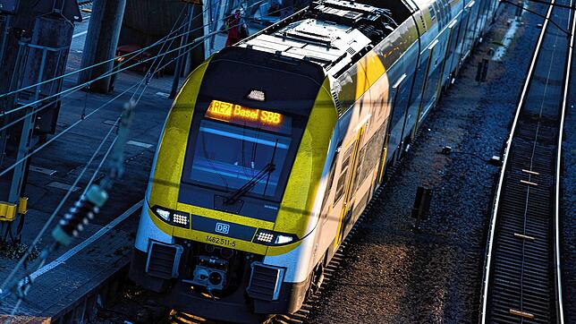 Fahrt ins Paradies? Ein deutscher Zug auf dem Weg nach Basel.