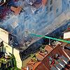 Nur mit einer speziellen Hubarbeitsbühne war es möglich, die rückwärtige Wand des Gebäudes an der Zollernstraße beim Brand am 25. Juli ...