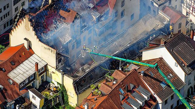 Nur mit einer speziellen Hubarbeitsbühne war es möglich, die rückwärtige Wand des Gebäudes an der Zollernstraße beim Brand am 25. Juli ...