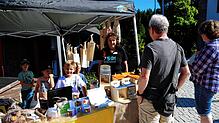 Beim Naturparkmarkt hilft Kindergarten-Leiterin Gabi Hirt (Mitte)„ihren“ Kindern auch schon mal beim Verkaufen und Rechnen. Foto: ...