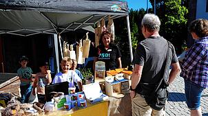 Beim Naturparkmarkt hilft Kindergarten-Leiterin Gabi Hirt (Mitte)„ihren“ Kindern auch schon mal beim Verkaufen und Rechnen. Foto: ...