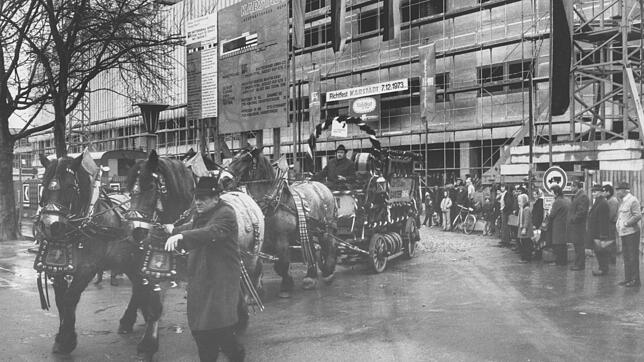 Das Richtfest von Karstadt im Dezember 1973 war für Singen ein Ereignis, das sogar mit Umzug gefeiert wurde. Zur Eröffnung gab es ein ...