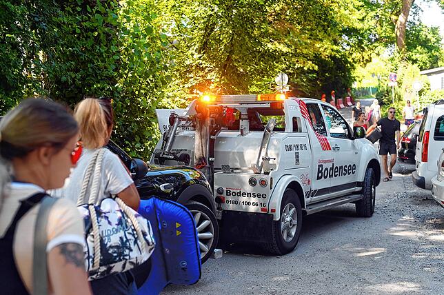 Parkchaos in der Nähe des Freizeitgeländes Manzell. So sieht es aus, wenn alles zum See strömt.