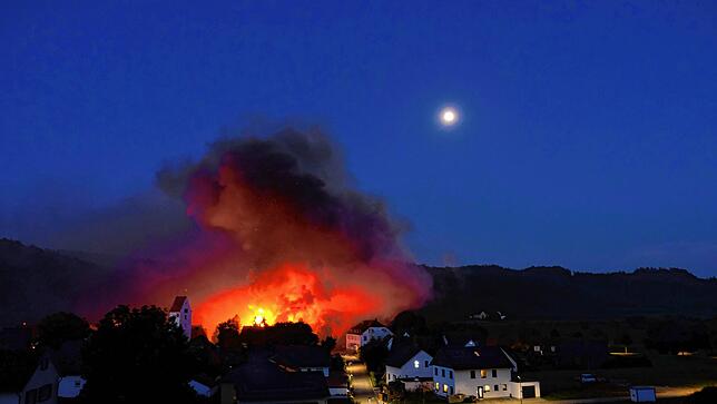 Weit sichtbar ist das Feuer am frühen Morgen in Owingen-Billafingen. Der frühere Ortsvorsteher von Billafingen, Karl Barth, machte ...