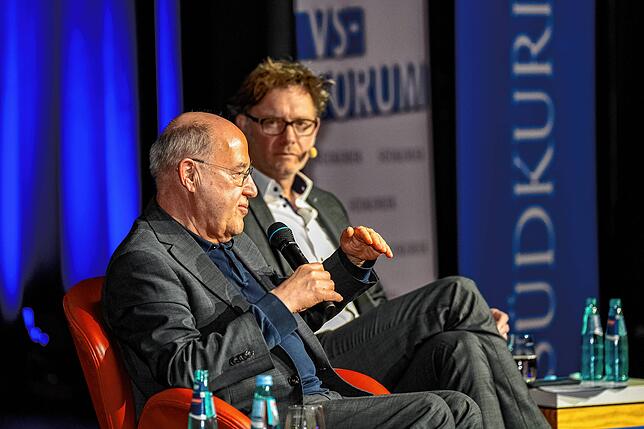 Gregor Gysi und SÜDKURIER Chefredakteur auf der Bühne der Neuen Tonhalle vor 900 Zuschauern.