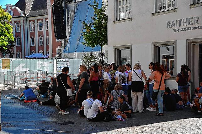 Die Fans von Samu Haber warteten nicht nur stundenlang vor dem Einlass an einem schattigen Platz, sondern campierten teilweise die Nacht ...