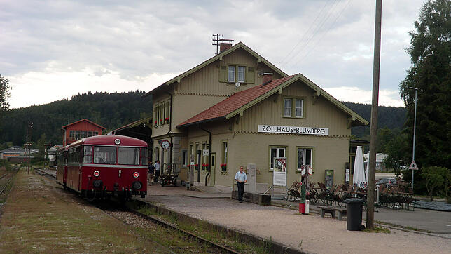 Anlässlich der Wiedereröffnung der Schienenstrecke Lauchringen-Weizen fuhr am Sonntag ein historischer Schienenbus aus Tübingen die ...