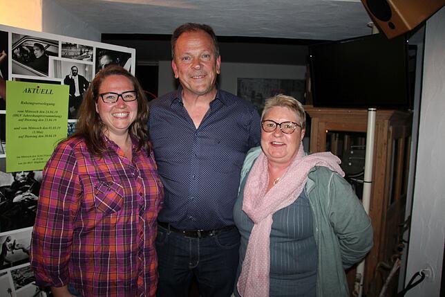 Der Handels- und Gewerbeverein mit dem Vorsitzenden Reinhard Schmitt hat zwei neue Ausschussmitglieder gewählt mit Manuela Rothmund ...