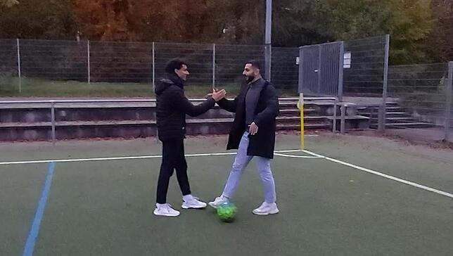 Handschlag nach dem Treffen am Waldheim: Adel Grimm (links) und Veysel Kayantas.