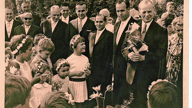 Zwei Tage vor seinem 76. Geburtstag erhält Hermann C. Starck (mit Blumengesteck) am 5. Juni 1967 die Laufenburger Ehrenbürgerschaft.