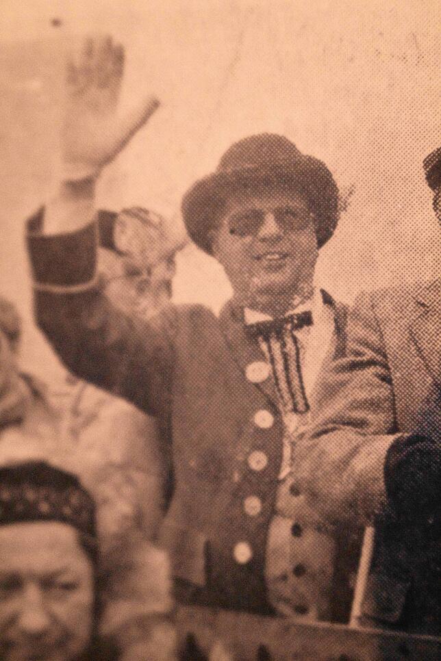 Gebhard Merz mitten im Narrentrubel 1992, als das große Narrentreffen der Schwarzwälder Narrenvereinigung in Mundelfingen stattfindet.