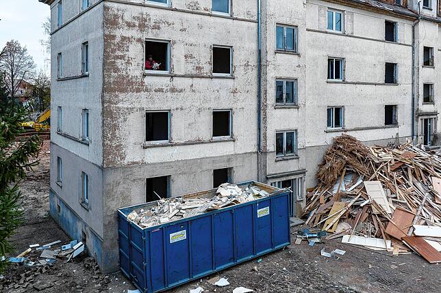 Die alten Baumaterialien werden sortiert und soweit möglich recycelt.