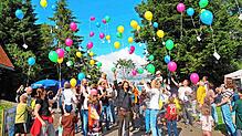 Schauspielerin Christiane Bachschmidt (rechts) gibt das Startsignal für den Ballonwettbewerb für die Patienten der Nachsorgeklinik.