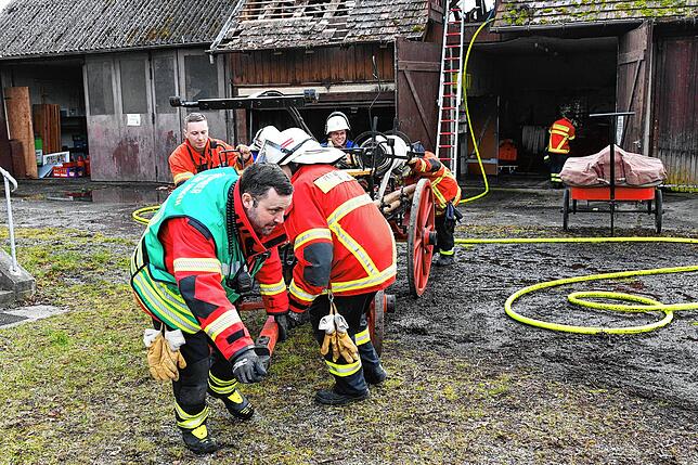 Die Singener Feuerwehrleute packen an, um die historische Spritze der Feuerwehr Rielasingen-Worblingen mitzunehmen – vorneweg Singens ...