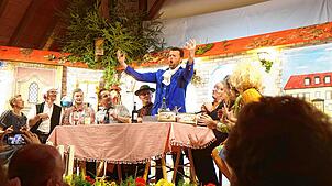 Michael Müller schmettert eine Arie als vermeintlicher Opernstar Giuseppe Parmesani, der engagiert wird, um die 1200-Jahr-Feier perfekt ...